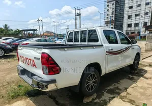 Toyota Hilux SR5 4x4 2017 White