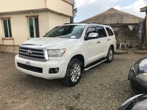 Toyota Sequoia Platinum 4dr SUV 4WD (5.7L 8cyl 6A) 2011 White