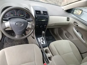 Toyota Corolla LE 4dr Sedan (1.8L 4cyl 4A) 2011 Gold
