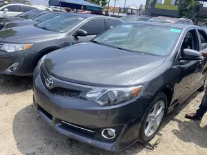 Toyota Camry SE 4dr Sedan (2.5L 4cyl 6A) 2014 Gray