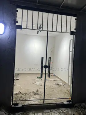 Frameless Swing Door With Black Accessories