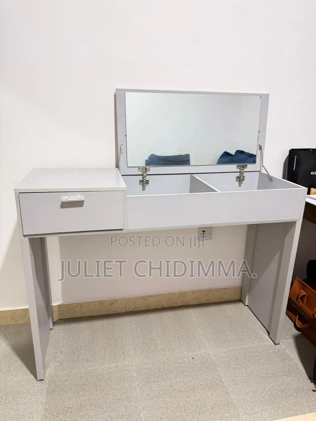 A Quality Mirro Table