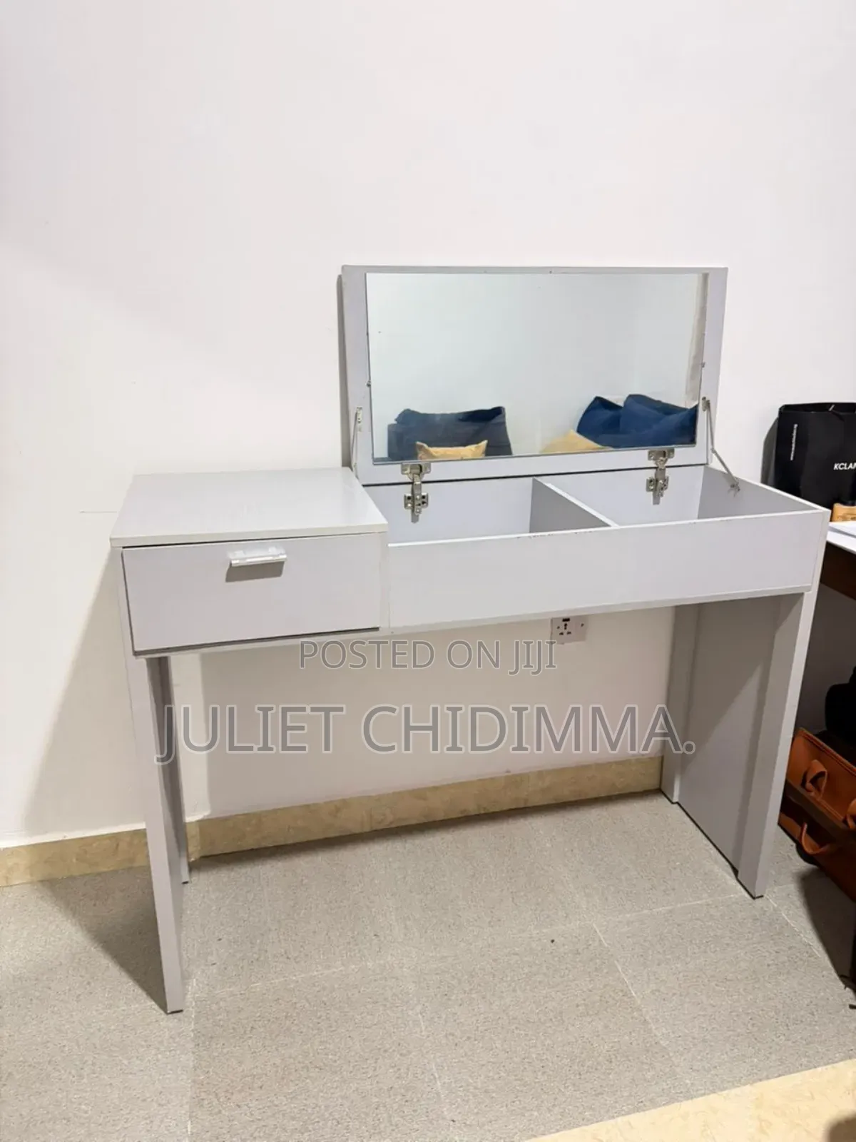 A Quality Mirro Table