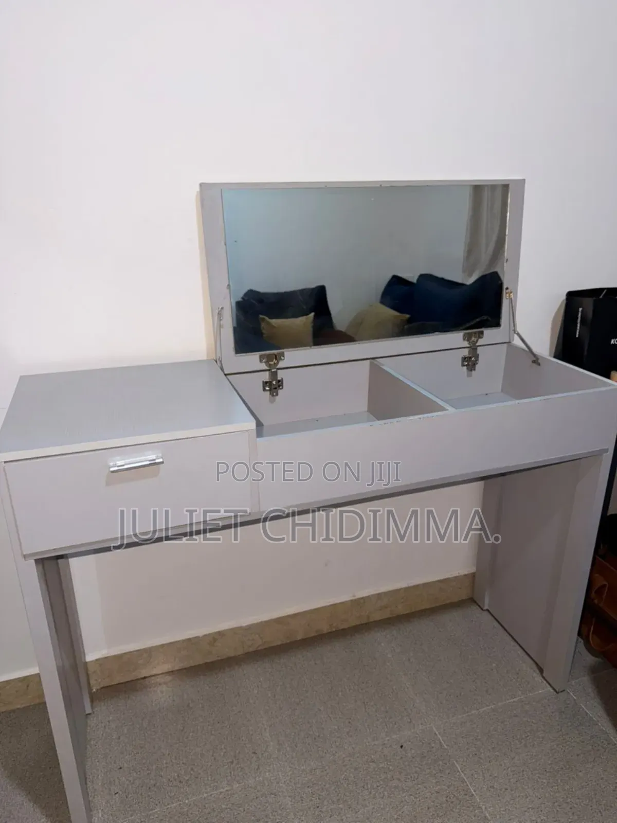 A Quality Mirro Table