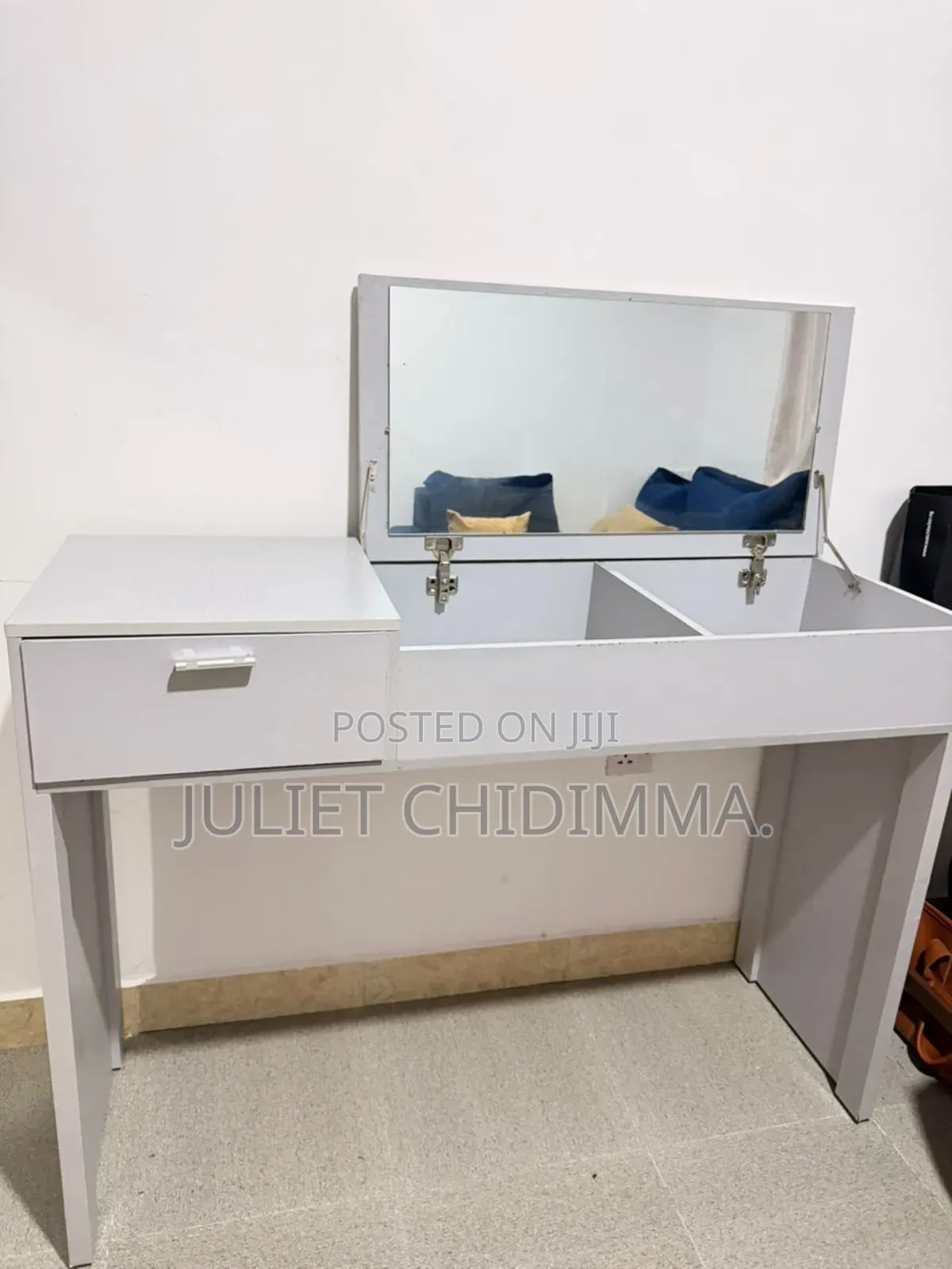A Quality Mirro Table