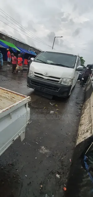 Toyota HiAce 2014 White