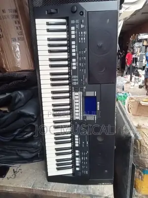 Yamaha PSR S550