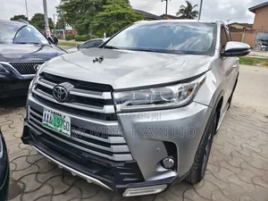 Toyota Highlander XLE 4x4 V6 (3.5L 6cyl 8A) 2018 Silver