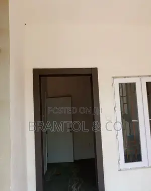 30 SQM Ground Floor Office/Shop in a Nice Busy Plazq