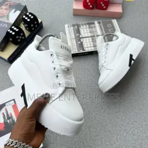 Outstanding Sneaker -