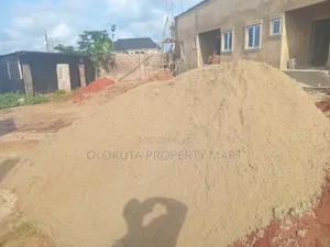 White Plaster Sand and Sharp Sand