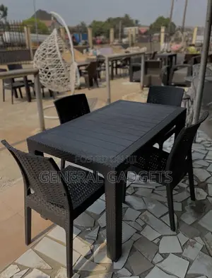 Lounge Chairs With Center Table