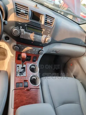 Toyota Highlander Limited 2011 Beige