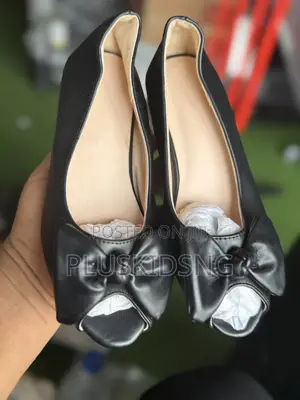 Girls Outing Shoe (Size 32 )