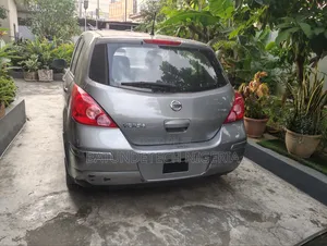 Nissan Versa 1.8 S Hatchback 2012 Gray