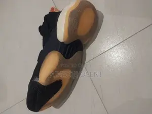 Adidas Kicks / Sneakers