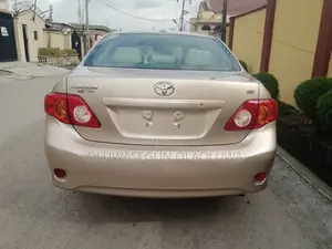 Toyota Corolla LE 4dr Sedan (1.8L 4cyl 4A) 2010 Gold