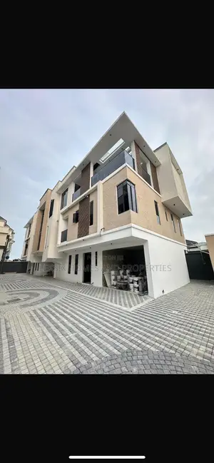 4bdrm Townhouse/Terrace in A Well Secured, Lekki Phase 1 for sale