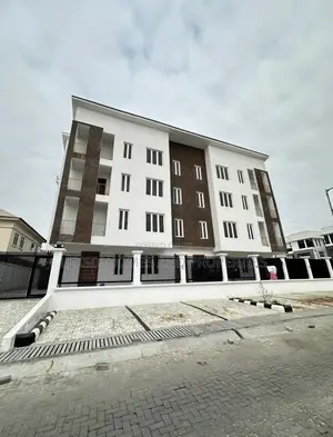 5bdrm Townhouse/Terrace in A Well Secured, Lekki Phase 1 for sale