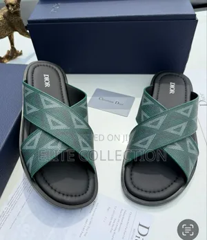 ` Dior Slippers  
 Best Quality  
Fully Boxed 
Size 40—46