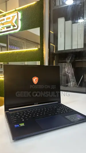 Laptop MSI Stealth 16 Studio A13VG 32GB Intel Core i7 SSD 1T