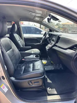 Toyota Sienna SE Premium (3.5L 6cyl 8A) 2018 Silver
