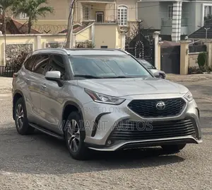 Toyota Highlander 2022 Silver