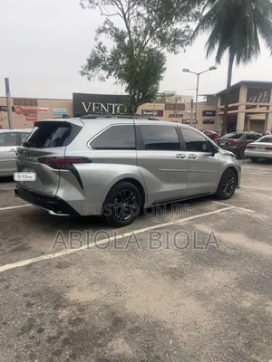 Toyota Sienna XLE FWD 7-Passenger 2024 Silver