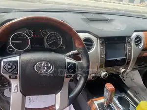 Toyota Tundra Platinum FFV 4dr CrewMax 4WD SB (5.7L 8cyl 6A) 2015