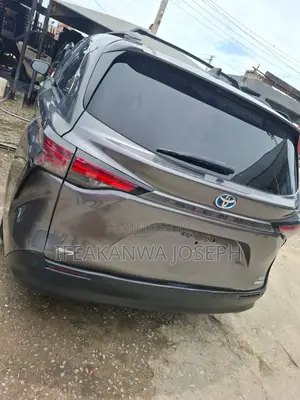Toyota Sienna XLE 7-Passenger AWD 2021 Gray