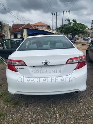 Toyota Camry XLE 4dr Sedan (2.5L 4cyl 6A) 2013 White