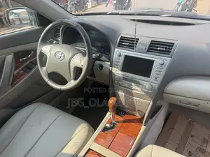 Toyota Camry XLE V6 4dr Sedan (3.5L 6cyl 6A) 2011 Gray