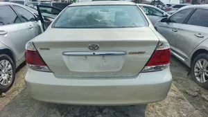Toyota Camry LE 4dr Sedan (2.4L 4cyl 5M) 2004 Gold