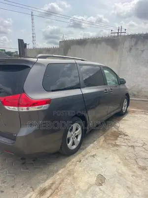 Toyota Sienna 2011 Brown