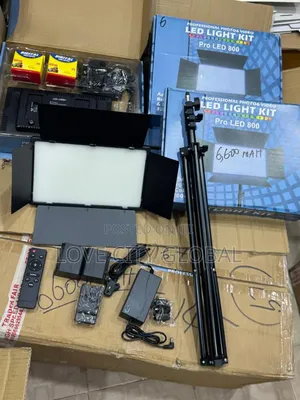 Pro Led800 + 2 Big Batteries (6,600mah) + Cable + 2.1m Stand + Remote.