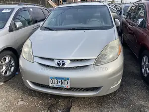 Toyota Sienna XLE Limited AWD 2009 Silver
