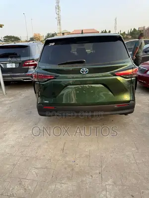 Toyota Sienna XLE 7-Passenger AWD 2021 Green