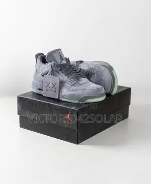 *Nike Air Jordan 4 Kaws*
