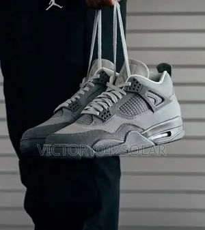 *Nike Air Jordan 4 Retro*