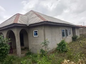 4bdrm Bungalow in CHallenge / Ibadan for sale