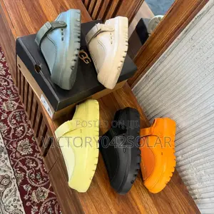 *5 Colors of Ugg Peakmod Clogs*