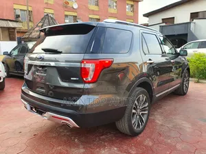 Ford Explorer Platinum 4dr SUV AWD (3.5L 6cyl Turbo 6A) 2016 Gray