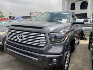 Toyota Tundra Limited 5.7L V8 4x2 CrewMax 5.6 ft. box 145.7 in. WB 2018