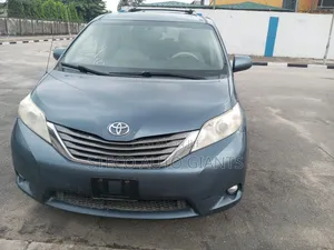 Toyota Sienna XLE 8-Passenger 4dr Minivan (3.5L 6cyl 6A) 2014 Gray