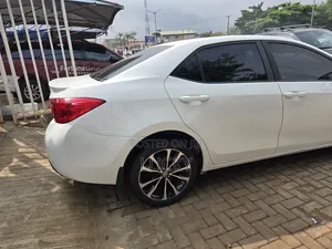 Toyota Corolla SE 4dr Sedan (1.8L 4cyl CVT) 2017 White