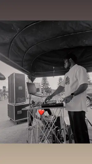 Disk Jockey (D.J)