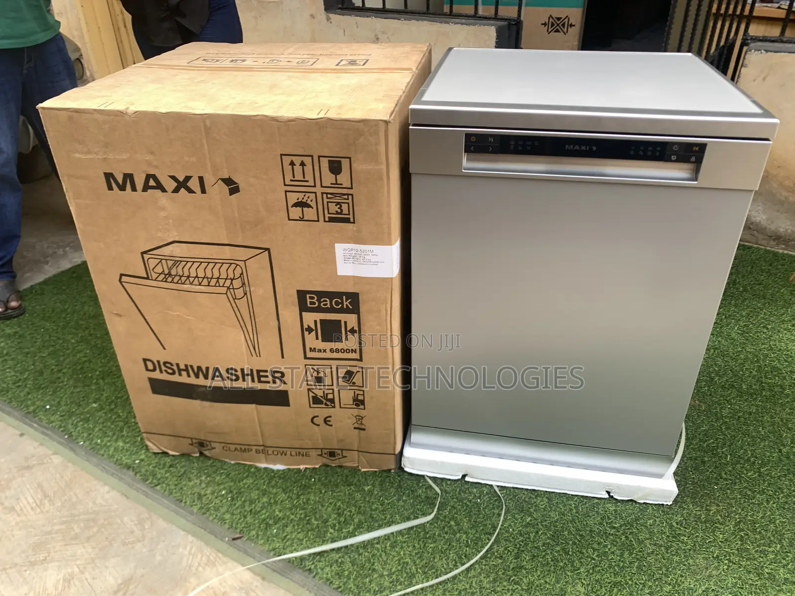 Maxi Dishwasher With Large Interior Capacity