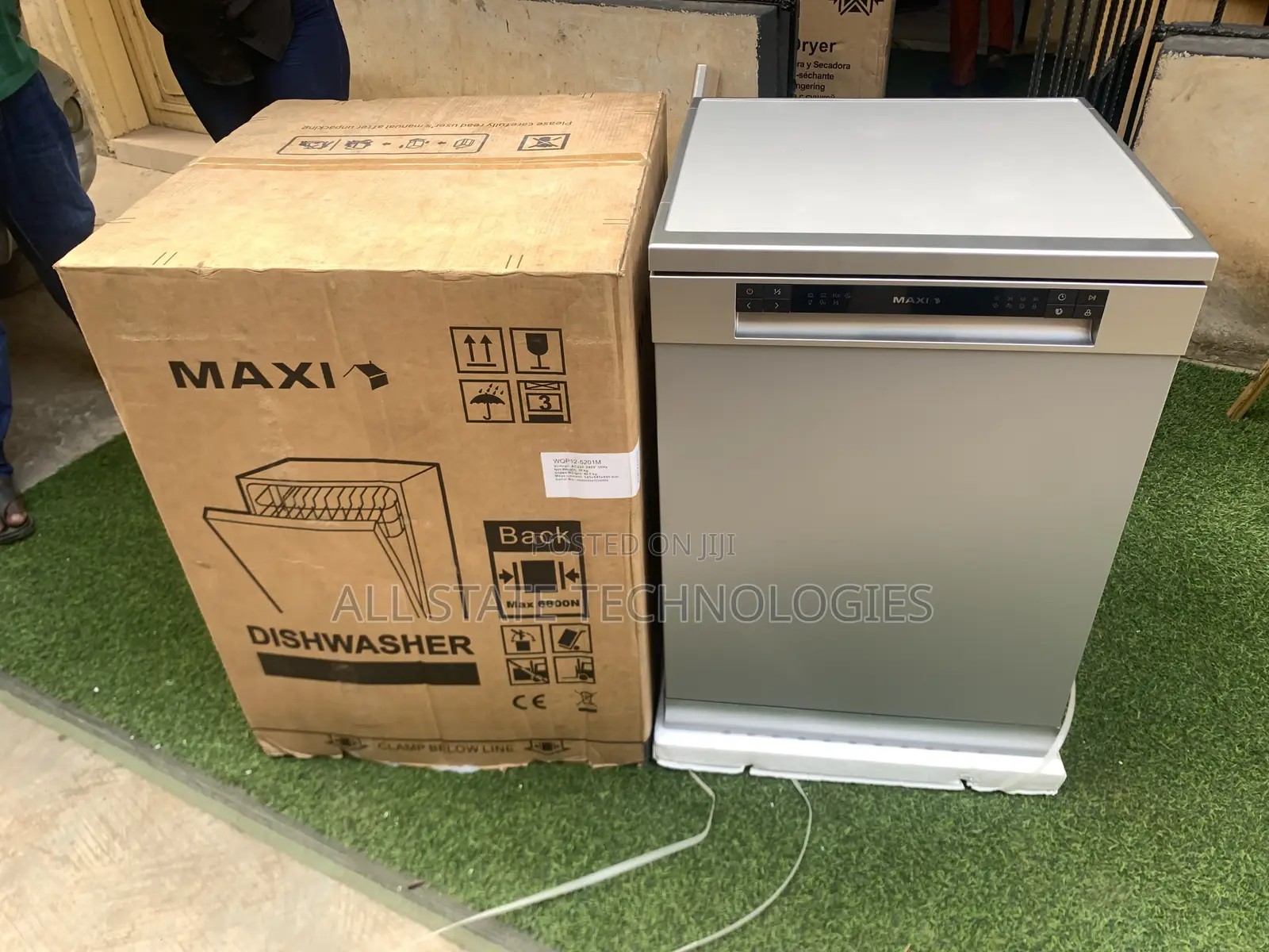 Maxi Dishwasher With Large Interior Capacity