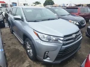 Toyota Highlander LE V6 4x4 (3.5L 6cyl 6A) 2016 Silver