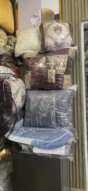Quality Duvet And Throw Pillows Well Filled With Fibre